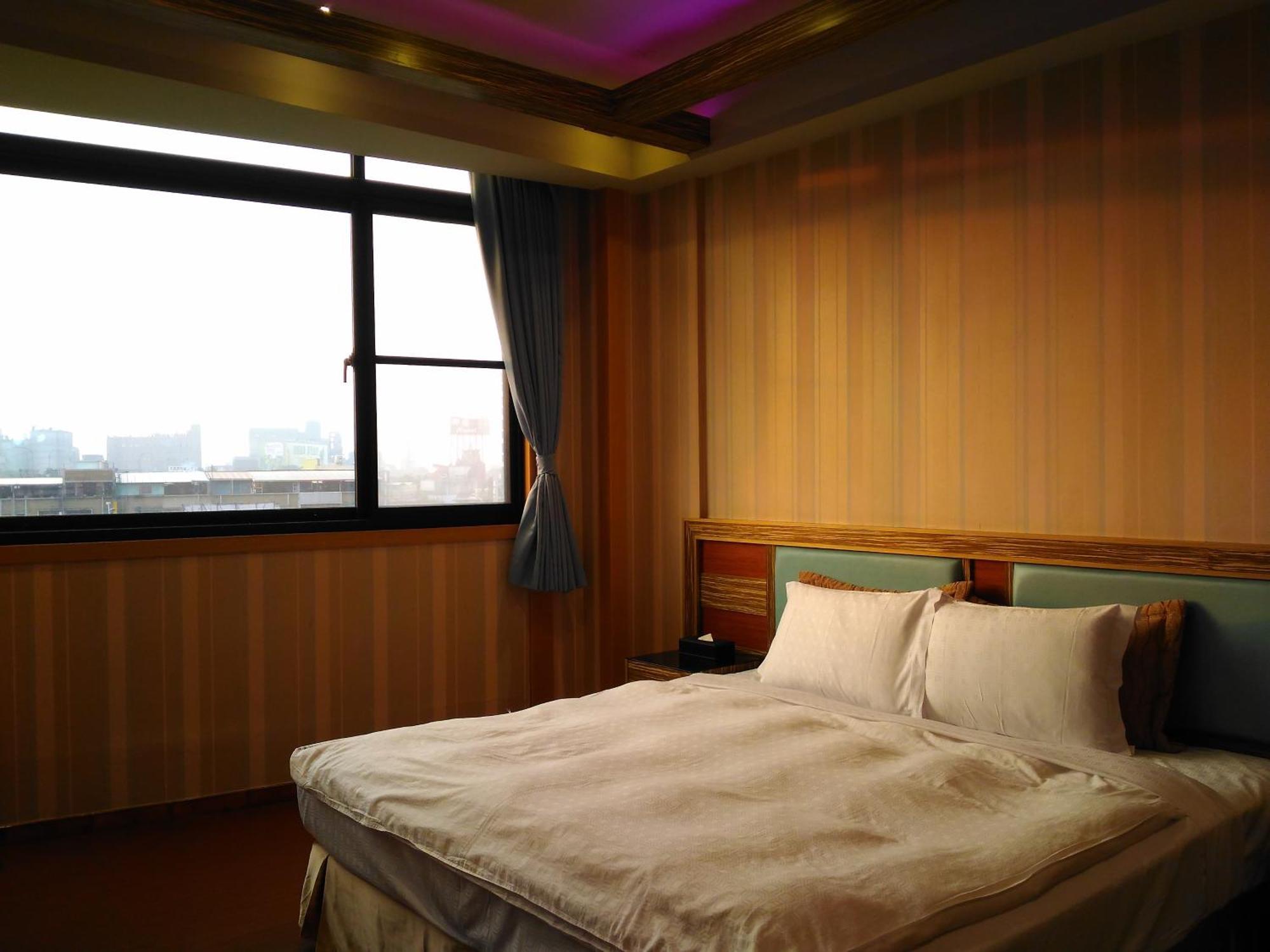 Wei Feng Hotel - Kaohsiung Exterior photo