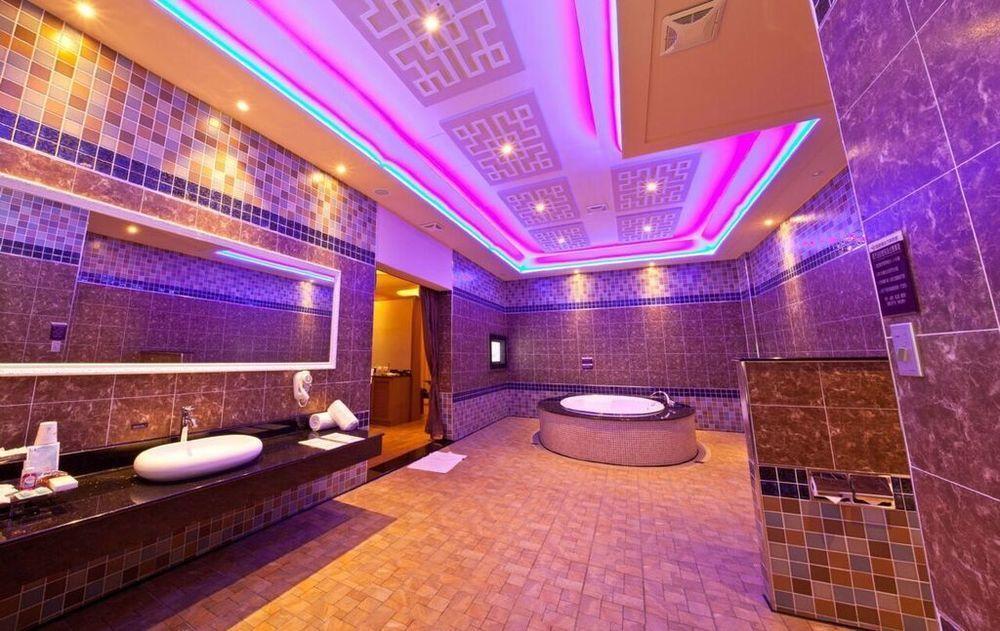 Wei Feng Hotel - Kaohsiung Exterior photo